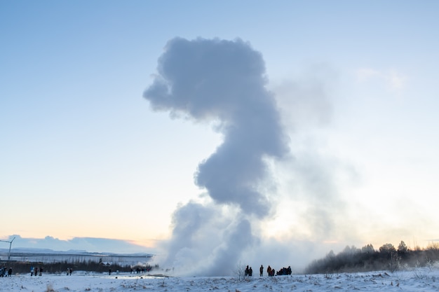 Wybuchający szybujący gejzer w Dolinie Gejzerów. Wspaniała Islandia zimą.