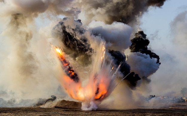 Wybuchy pocisków i bomb, dym. Rekonstrukcja bitwy II wojny światowej. Bitwa o Sewastopol.