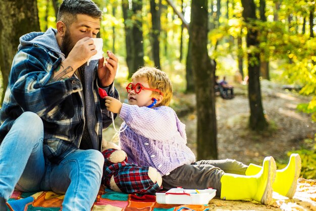 Wychowanie I Rozwój Edukacji. Chłopiec Dziecko Grać Lekarza Z Tatą.