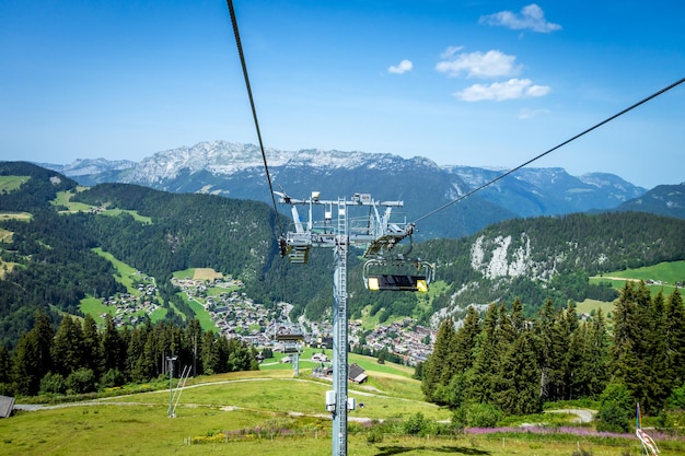 Wyciąg krzesełkowy nad miejscowością La Clusaz latem we Francji