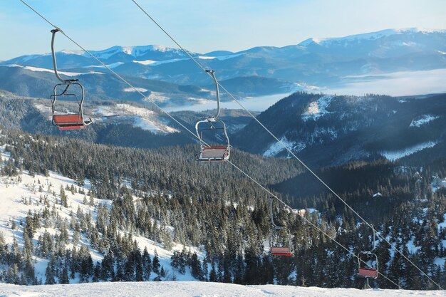 Zdjęcie wyciąg narciarski w snowy resort w górach zimowe wakacje