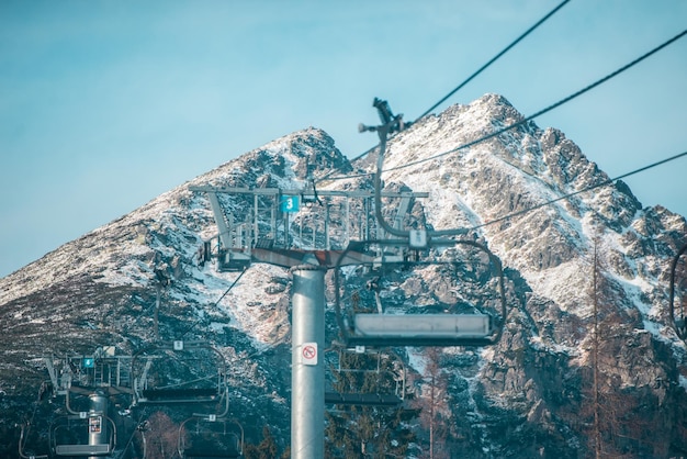 Wyciąg narciarski w Tatrach Wysokich. Słowacka śnieżna przyroda w zimie w ośrodku narciarskim Strbske pleso (S