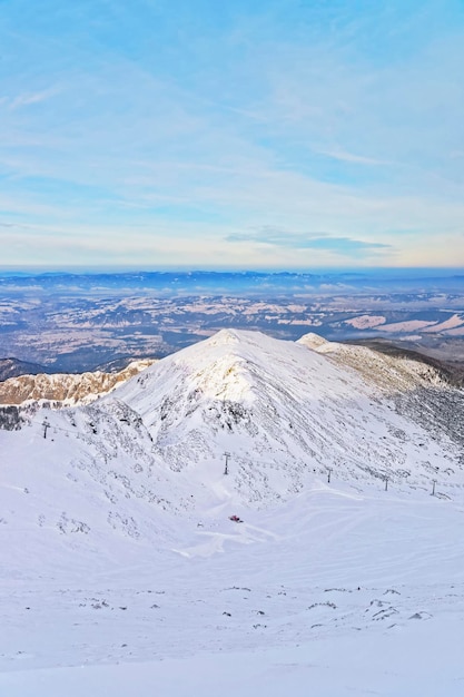 Wyciągi krzesełkowe i ratrak w oddali na Kasprowy Wierch Zakopanego. Zakopane to miasto w Polsce w Tatrach.Kasprowy Wierch to góra w Zakopanem i najpopularniejszy teren narciarski w Polsce