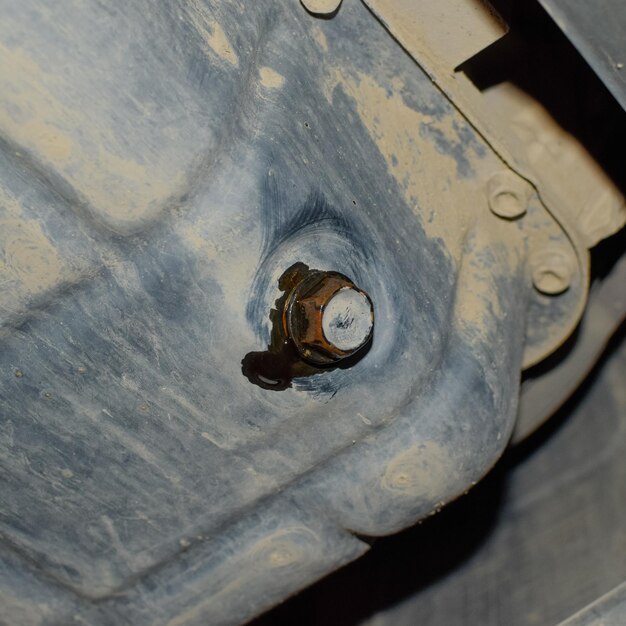 Zdjęcie wyciągnij stary olej z silnika przez wtyczkę.