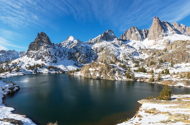 Wycieczka do pięknego jeziora Minaret, Ansel Adams Wilderness, Sierra Nevada, Kalifornia, USA. Sezon jesienny.