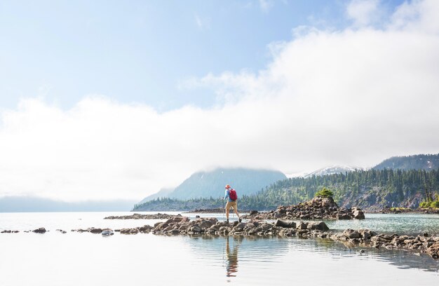 Wycieczka do turkusowych wód malowniczego jeziora Garibaldi w pobliżu Whistler, BC, Kanada. Bardzo popularny cel wycieczek pieszych w Kolumbii Brytyjskiej.