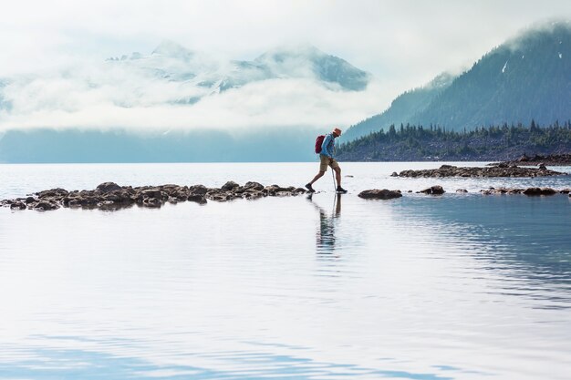 Wycieczka Do Turkusowych Wód Malowniczego Jeziora Garibaldi W Pobliżu Whistler, Bc, Kanada. Bardzo Popularny Cel Wycieczek Pieszych W Kolumbii Brytyjskiej.