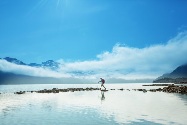 Wycieczka Do Turkusowych Wód Malowniczego Jeziora Garibaldi W Pobliżu Whistler, Bc, Kanada. Bardzo Popularny Cel Wycieczek Pieszych W Kolumbii Brytyjskiej.