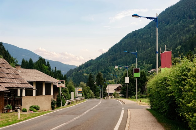 Wycieczka górską drogą w Bad Kleinkirchheim w Karyntii w Austrii. Autostrada z przyrodą i krajobrazem na świeżym powietrzu. Wiejski widok na dolinę. Malownicza turystyka letnia i podróże na wakacjach.