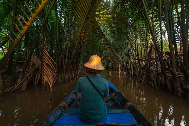 Zdjęcie wycieczka łodzią po regionie delty rzeki mekong, ben tre, wietnam