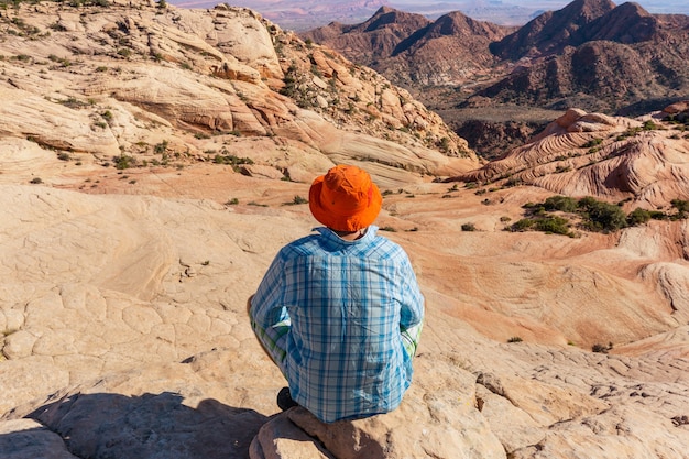 Wycieczka po górach Utah. Wędrówki w niezwykłych naturalnych krajobrazach. Fantastyczne formy formacji piaskowcowych.