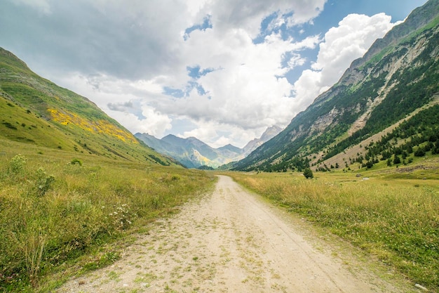 Wycieczka przez dolinę Otal w dzień z szarymi chmurami Park Narodowy Ordesa y Monte Perdido