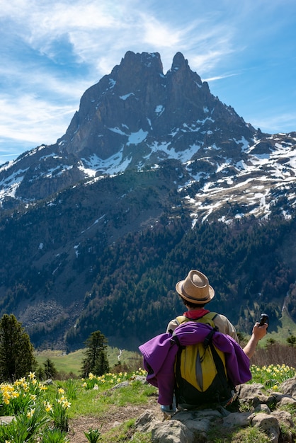 Wycieczkowicz kobieta odpoczywa Pic Du Midi Ossau i patrzeje w francuskich Pireneje górach