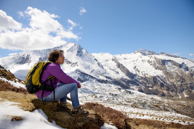 Wycieczkowicz w Pyrenees na wiosnę z śniegiem