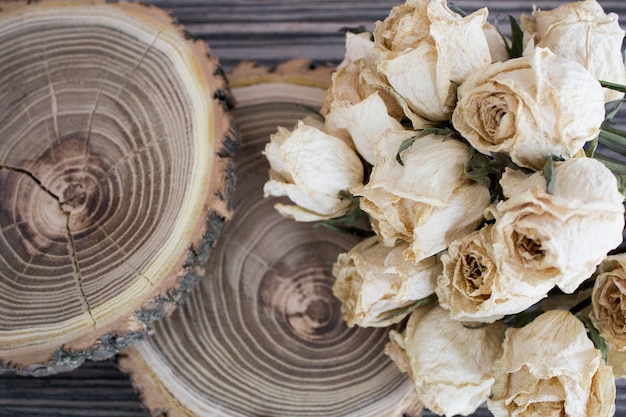Wycięte Drewno Z Suszonymi Różami; Suche Róże Na Ciętym Drzewie. Dekoracje W Stylu Vintage