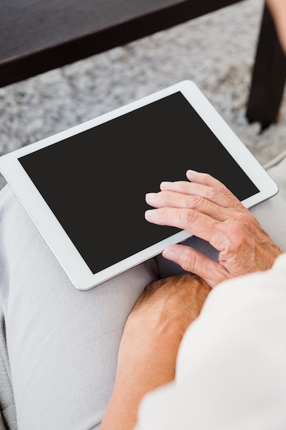 Wycięte zdjęcie kobiety używającej tabletu cyfrowego