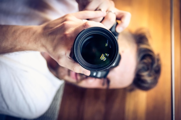 Wycięte zdjęcie mężczyzny fotografującego