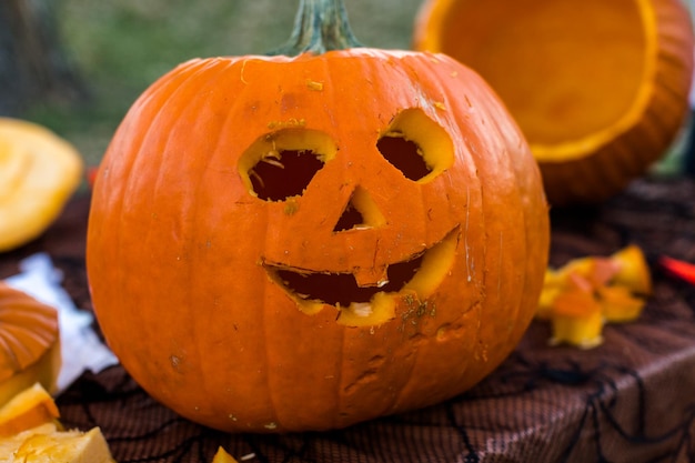 Wycinanie Dużych Pomarańczowych Dyń Na Halloween Późną Jesienią.