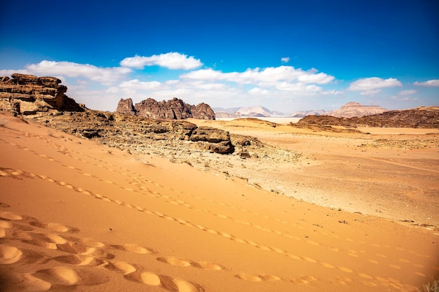 Wydmy i skały na pustyni wadi rum