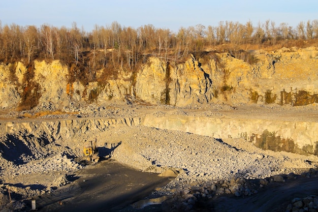 Wydobycie surowców mineralnych w kamieniołomie granitu