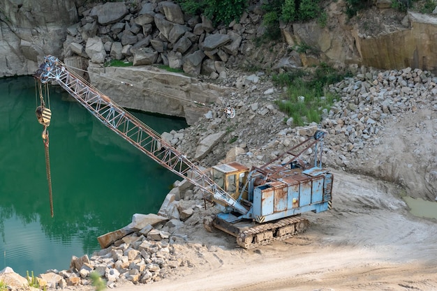 Wydobycie w kamieniołomie granitu Pracująca maszyna górnicza stary dźwig Przemysł wydobywczy