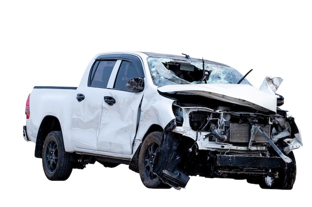 Zdjęcie wygląd przedni i boczny białego pickupa uszkodzonego przez wypadek na drodze uszkodzone samochody po zderzeniu izolowane na białym tle z ścieżką wycięcia