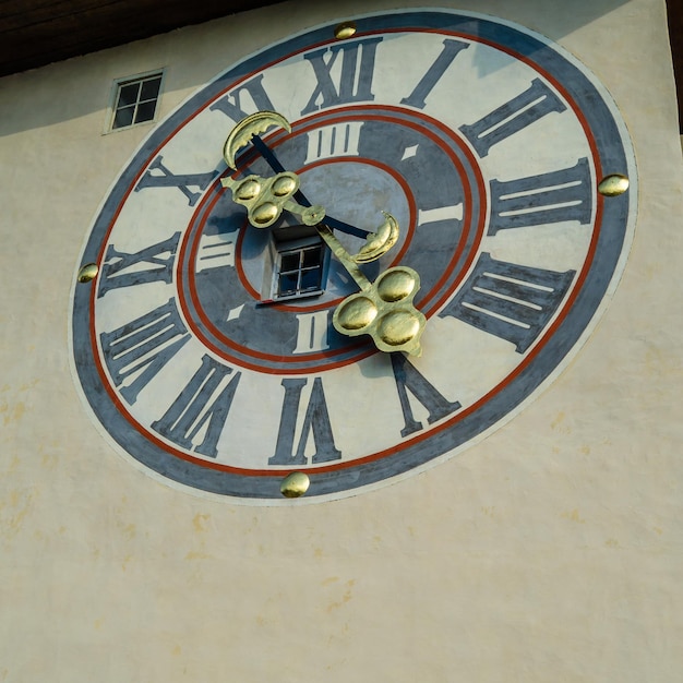 Wygląd wieży zegarowej Uhrturm w Graz w Austrii stoi na Schlossberg