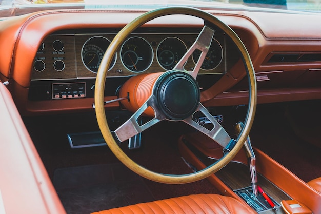 Zdjęcie wygląd wnętrza starego samochodu vintage wygląd na desce rozdzielczej klasycznego samochodu