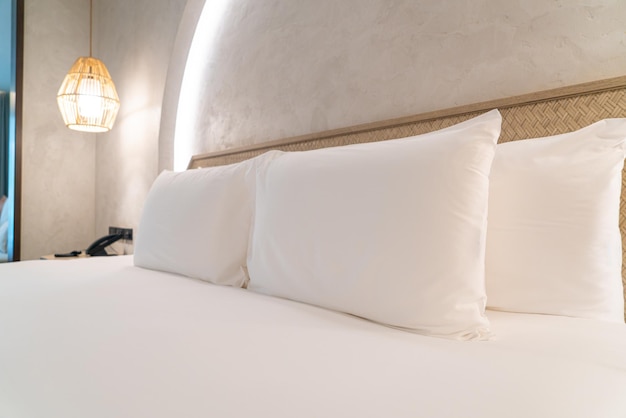 wygodna biała dekoracja poduszek na łóżku
