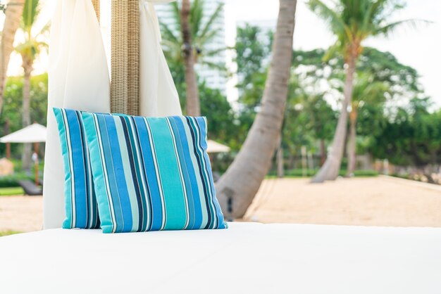wygodna poduszka w pawilonie przy plaży - koncepcja podróży i wakacji