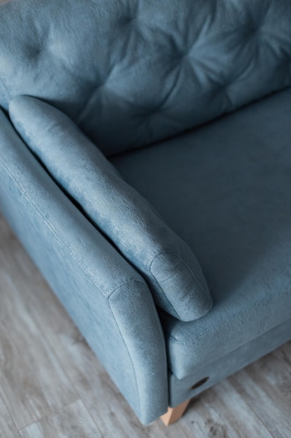 Wygodna sofa w stylu vintage stoi na drewnianej podłodze