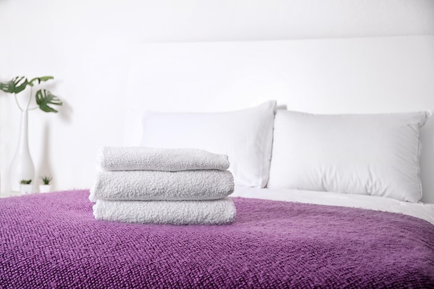 Wygodne łóżko ze złożonymi ręcznikami we wnętrzu pokoju