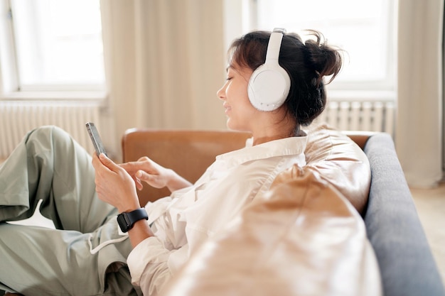 Zdjęcie wygodnie spędzaj czas słuchając audiobooka w aplikacji siedząc na kanapie
