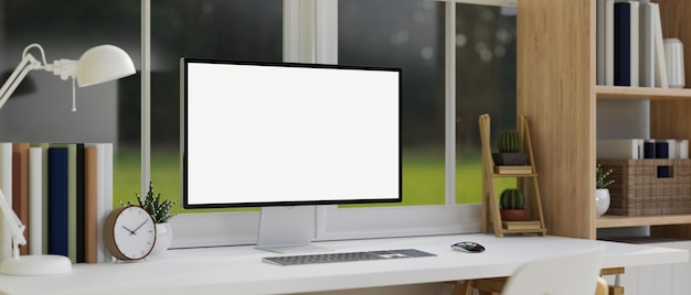 Wygodny projekt wnętrza domu w miejscu pracy z komputerem PC na stole przy oknie