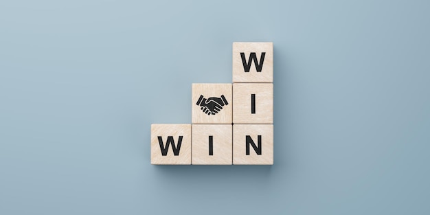 Wygraj, wygraj sformułowanie z ikoną drżenia dłoni na drewnianym kostce wygraj w koncepcji biznesowej sukcesu i miejsca na kopię koncepcji sytuacji transakcji biznesowych