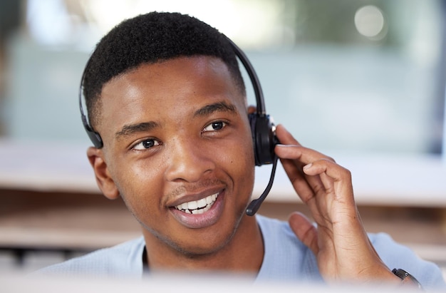 Wyjątkowo trzyma się przez telefon Zdjęcie młodego biznesmena pracującego w call center