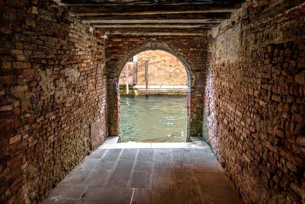 Wyjście do kanału wodnego z dziedzińca Wenecja Włochy