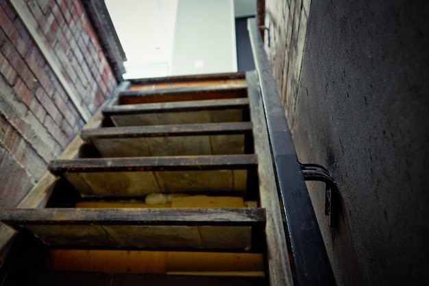 Wyjście z ceglanej piwnicy balustradą po schodach na światło