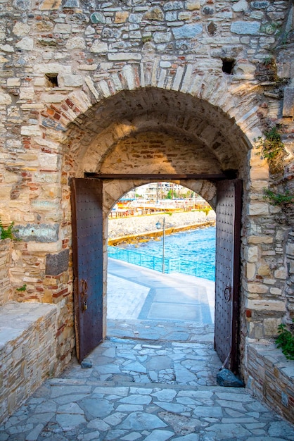 Wyjście z zamku na wyspie gołębi Gvercinade w Kusadasi w Turcji