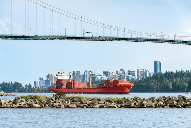 Wykładzina ładunkowa kontenera w porcie w Vancouver idzie torem wodnym