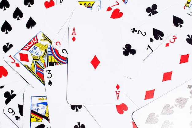 Wykluczone karty pokerowe na stole