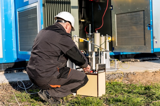 Zdjęcie wykonanie elektrycznych prac pomiarowych na transformatorze mocy