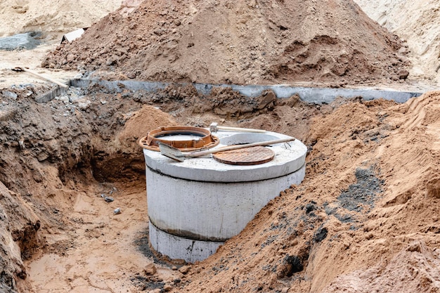 Wykonanie studni żelbetowej do zaopatrzenia w wodę i kanalizacji na terenie budowy. Pierścienie studni z żeliwnym włazem i narzędziem konstrukcyjnym.