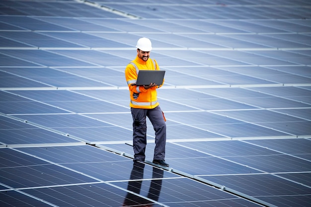 Wykonawca firmy solarnej sprawdzający funkcjonalność paneli fotowoltaicznych