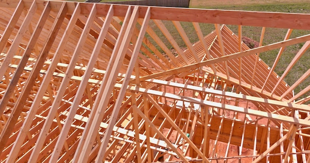 Wykonawca Pokryć Dachowych Instalujący Deskę Dachową Domu Do Budowy Dachów W Widoku Z Góry