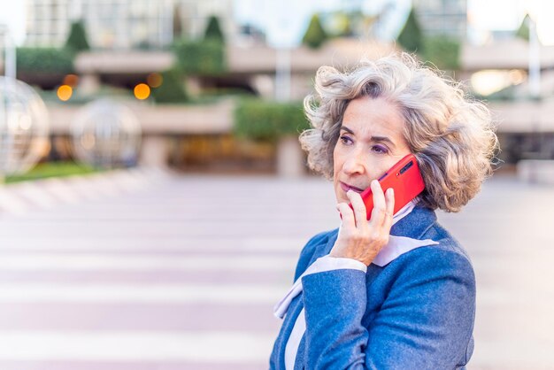 Zdjęcie wykonawcza kobieta rozmawia przez telefon, zbliżenie poziome