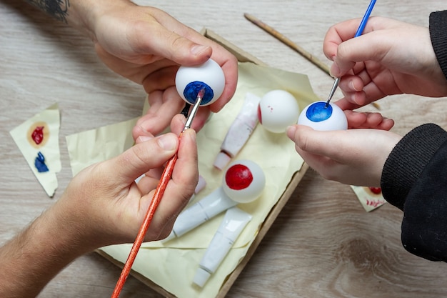 Wykonujemy Dekorację Na Halloween, Malujemy Gałkę Oczną Na Piłce Tenisowej Farbami. Diy Rzemiosło Z Dzieckiemr