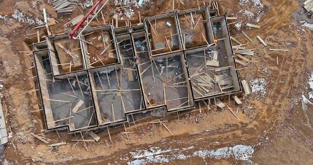 Wykonywanie ścian fundamentowych budynku za pomocą pompy do betonu do podawania betonu do wylania