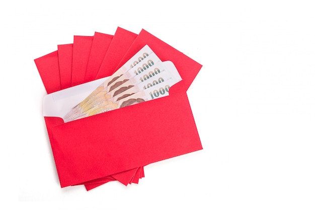 Wykorzystanie czerwonej koperty w festiwalu chińskiego nowego roku na białym tle