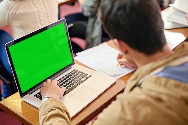 Wykorzystanie technologii do dalszej edukacji Ujęcie z góry ucznia korzystającego z laptopa przy biurku w klasie